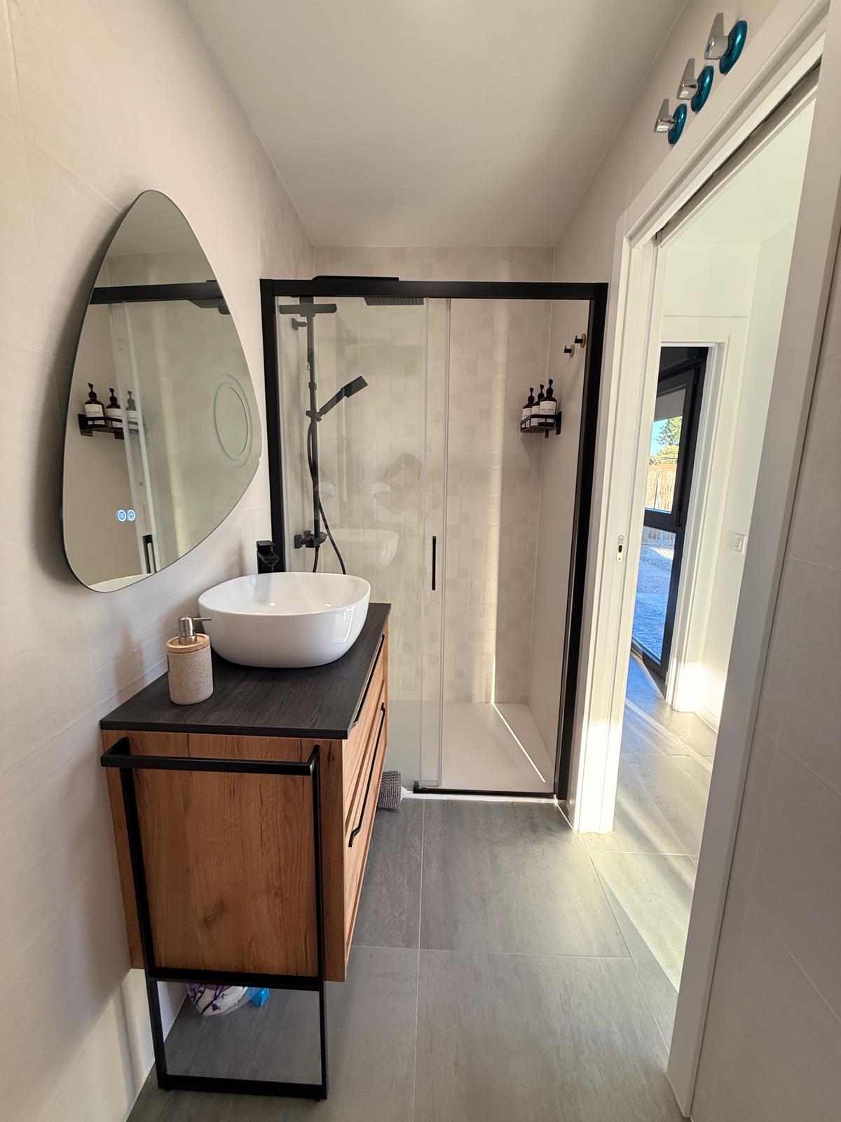 Baño moderno con ducha de la casa rural Los Almendros