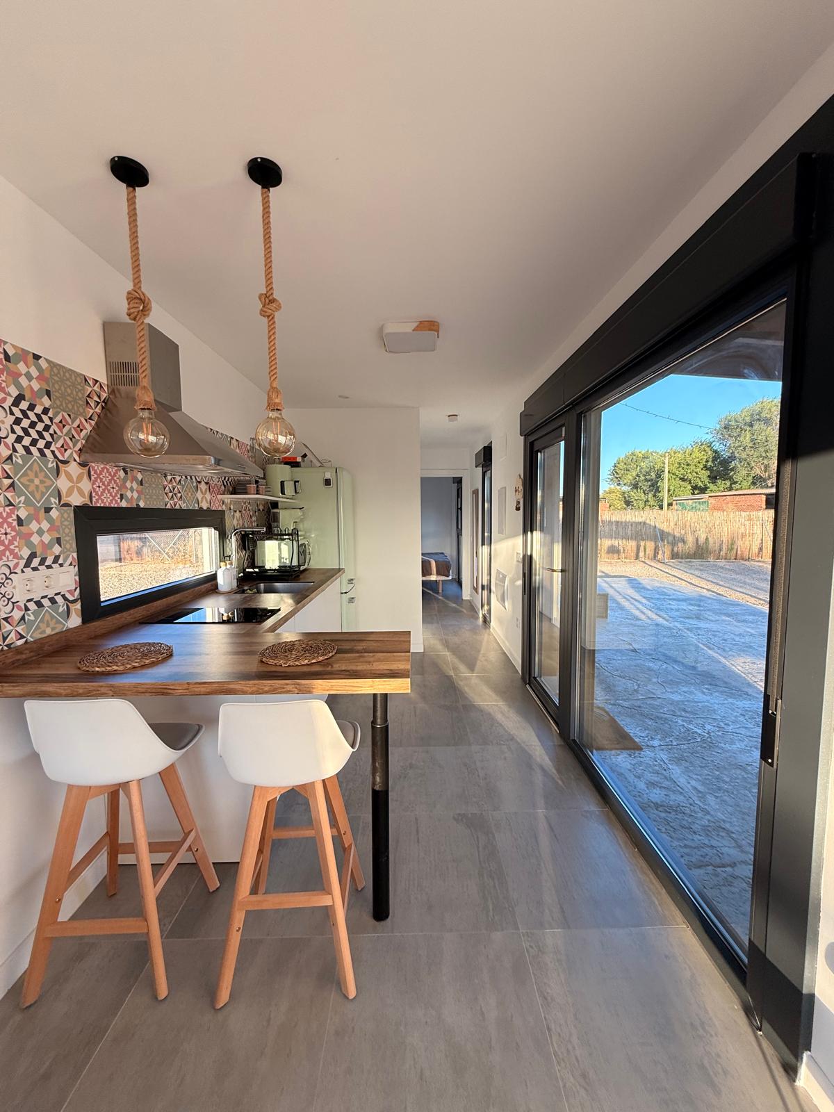 Cocina equipada de la casa rural Los Almendros con barra americana