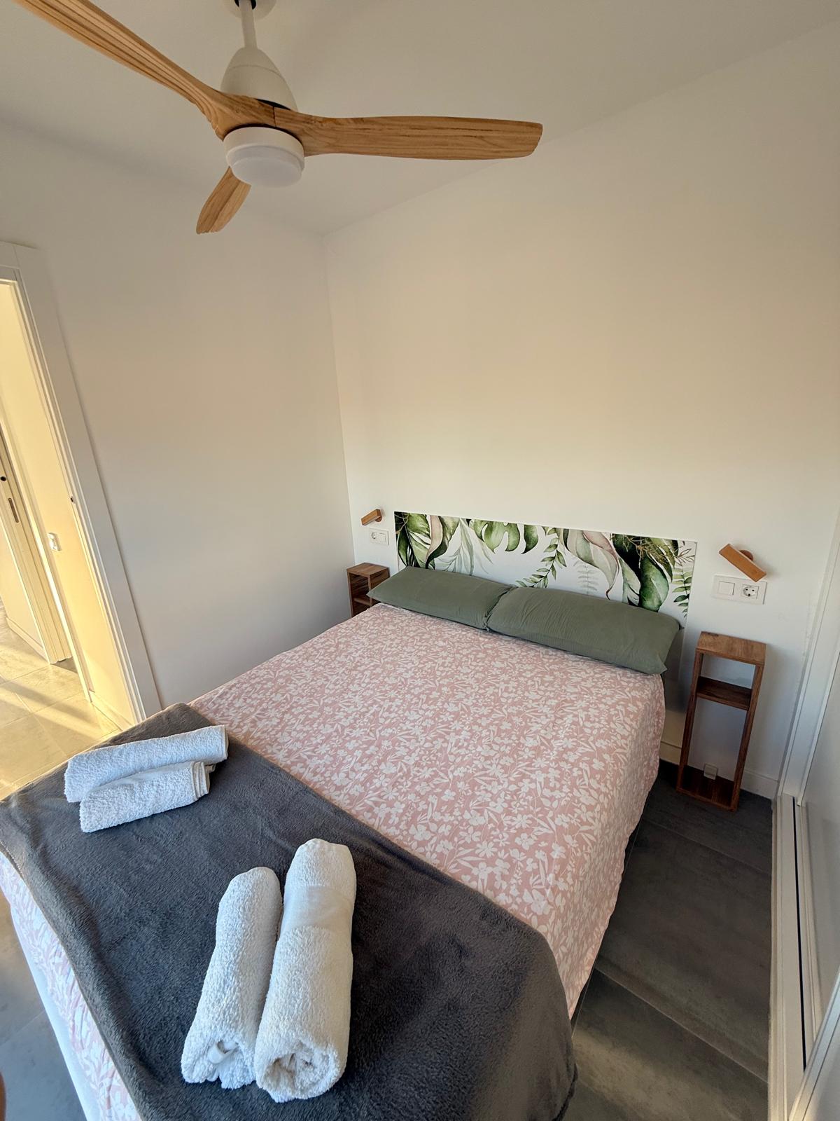 Dormitorio de matrimonio de la casa rural contenedor Los Almendros